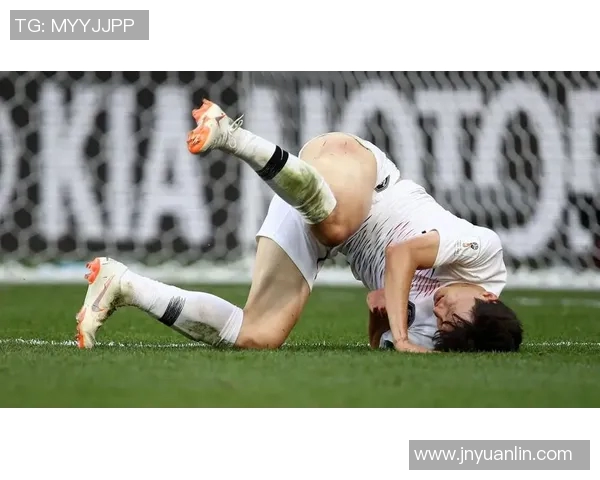 足球场上的幽默瞬间搞笑明星广告视频带你领略不一样的运动魅力